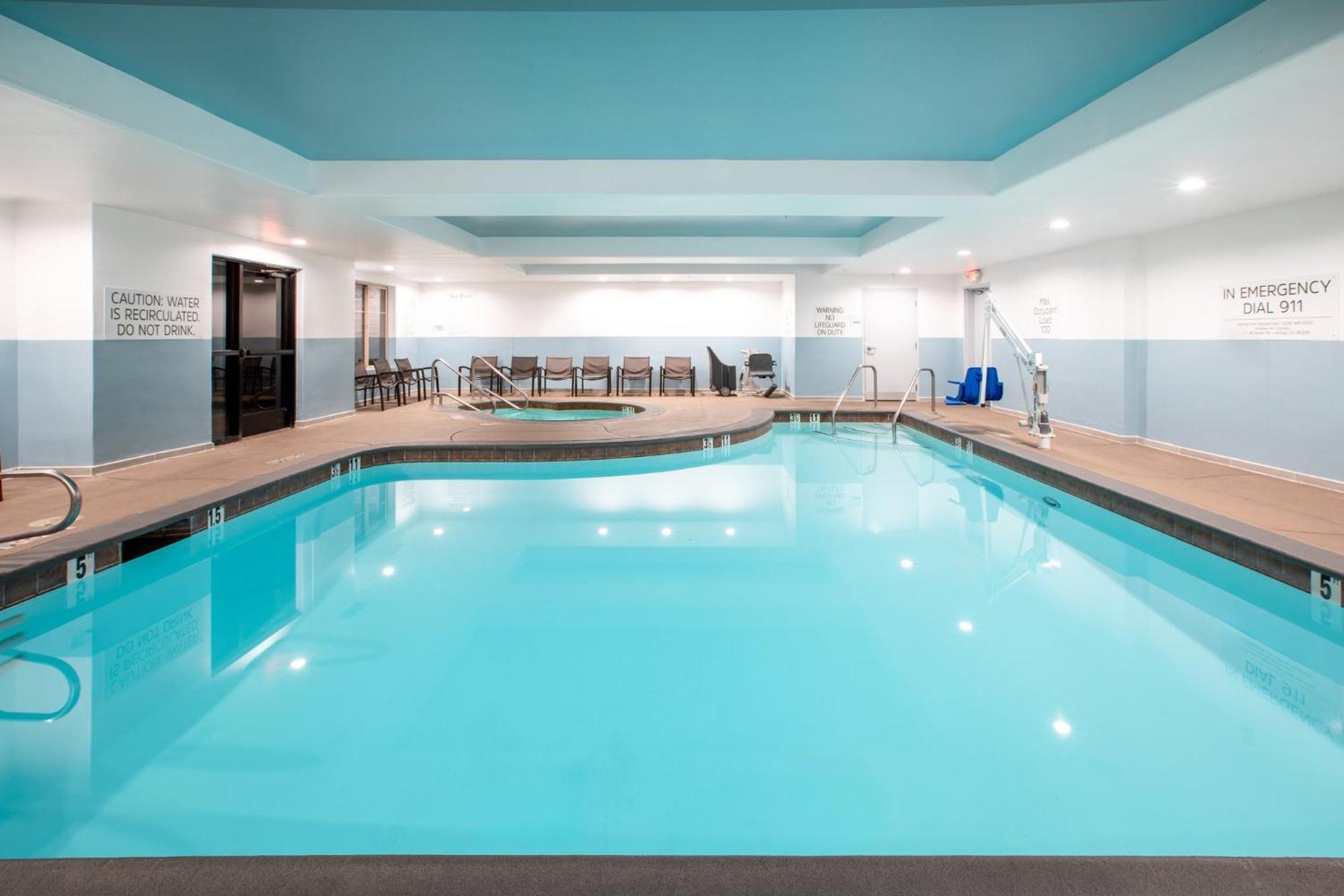 Express & By Ihg 2* Lathrop