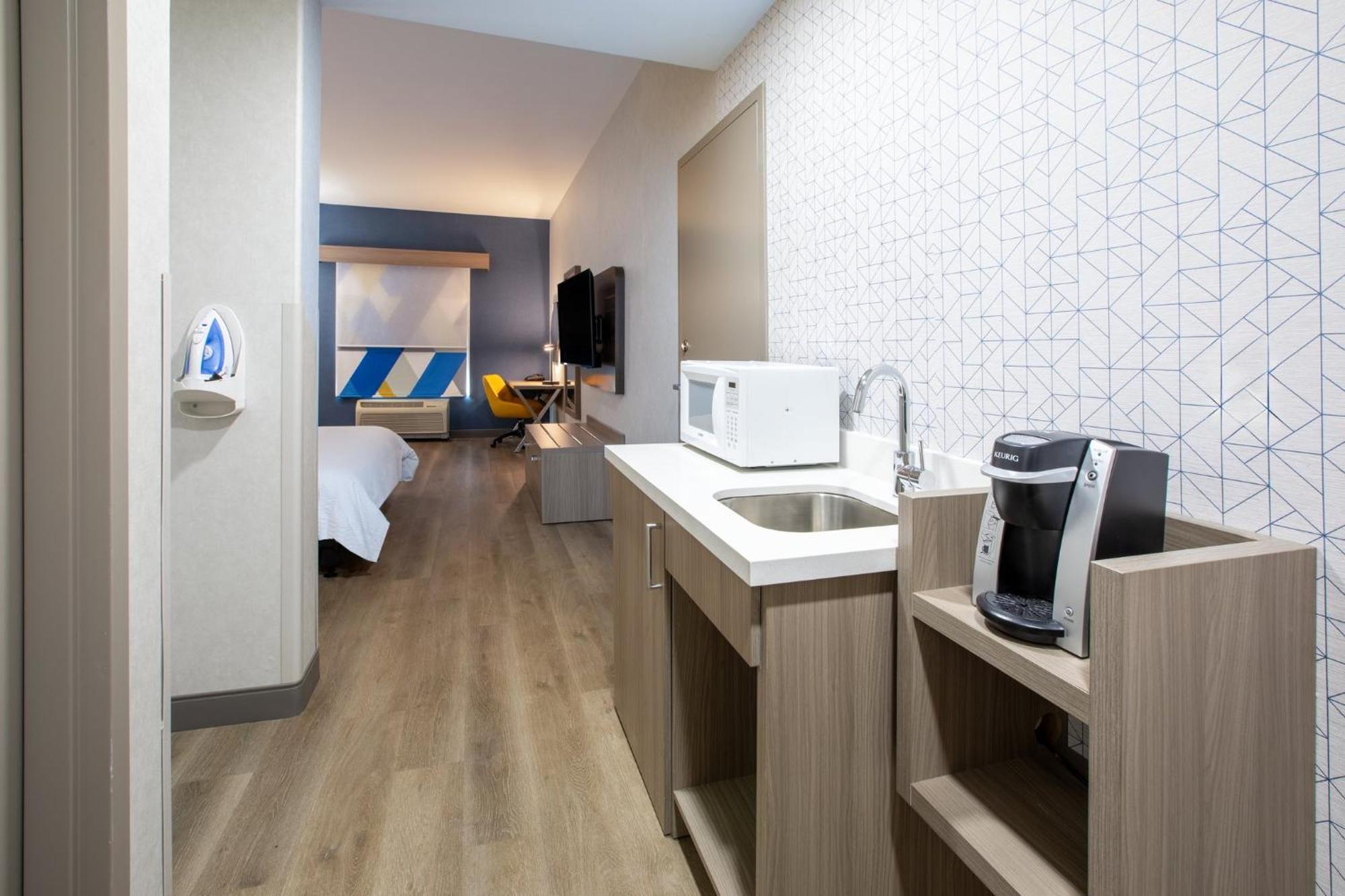 Hotel Express & By Ihg Lathrop