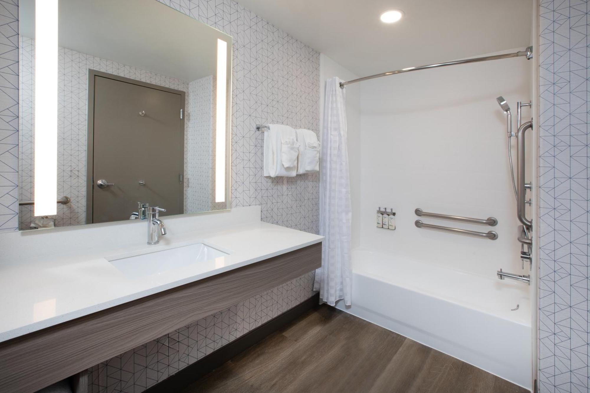 Express & By Ihg Lathrop