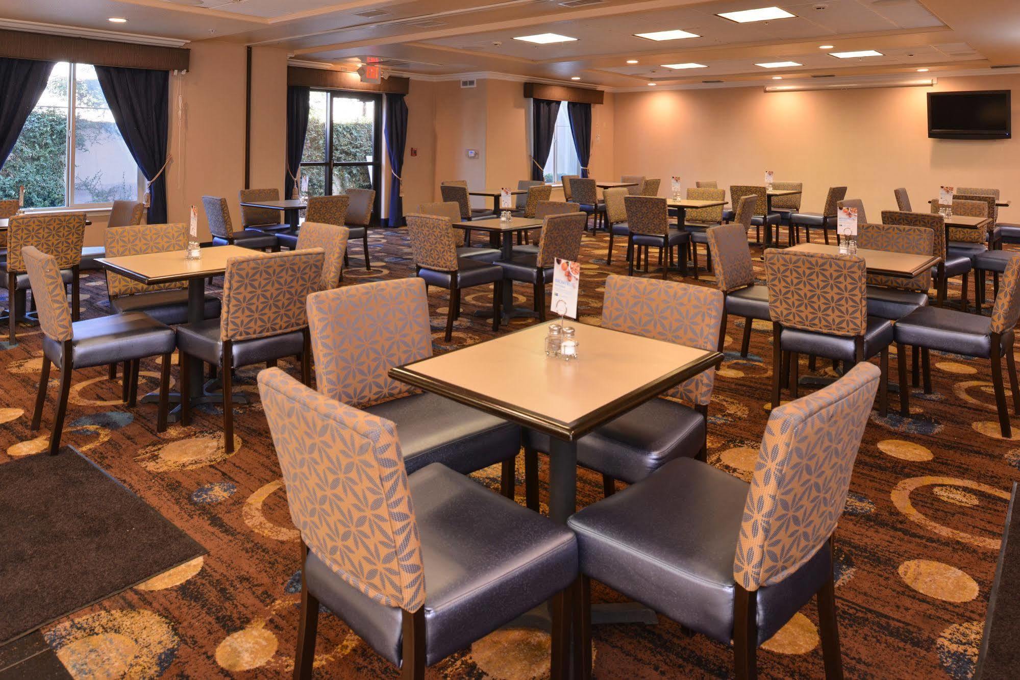 Express & By Ihg 2* Lathrop